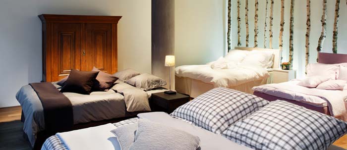 Boxspring Bett ohne Skirting und Bettwäsche
